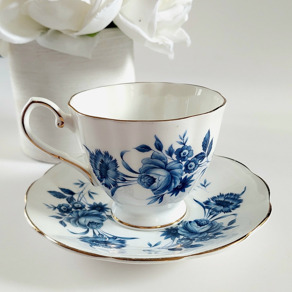 Blue and White English Bone China Tea Cup Blue Rose Pattern Made in England - Picture 4 of 9